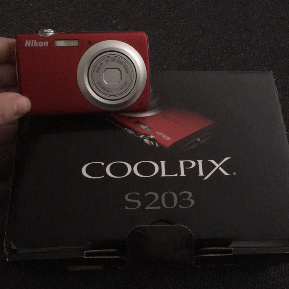 NWT Coolpix S203 Red camera